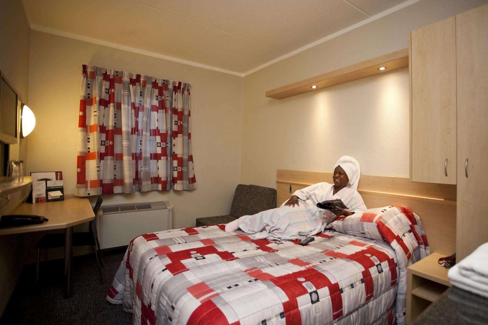 Road Lodge Carnival City Brakpan Bagian luar foto